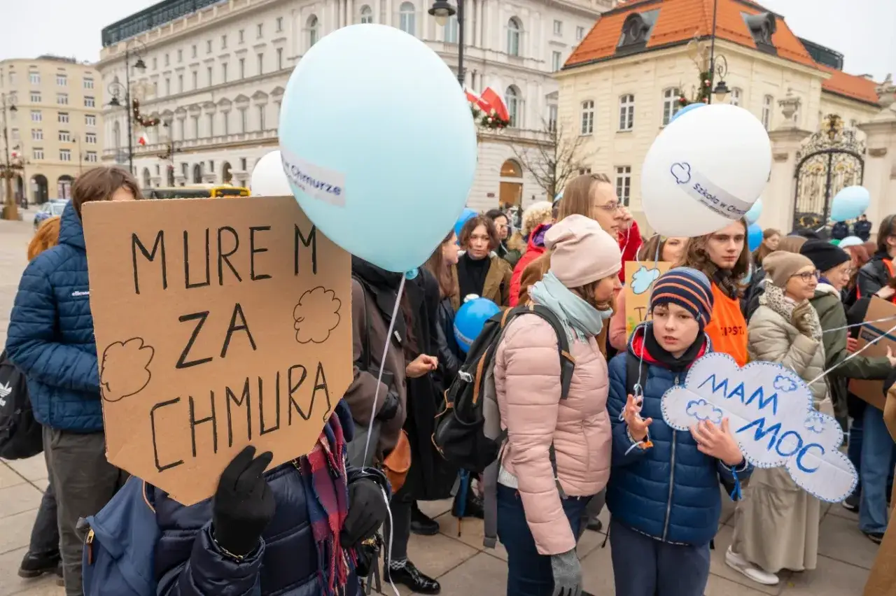 Protestujący przeciwko ustawie Lex Czarnek trzymają transparent 