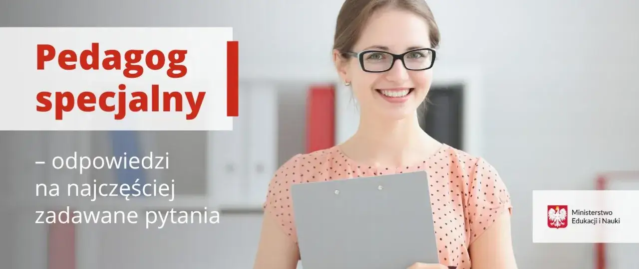 Uśmiechnięta pedagog specjalny z teczką, odpowiada na pytania dotyczące zadań pedagoga specjalnego rozporządzenie.