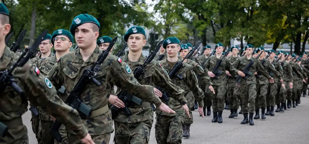Żołnierze w zielonych beretach maszerują w szyku. Zastanawiasz się, ile wynosi żołd na studiach wojskowych?