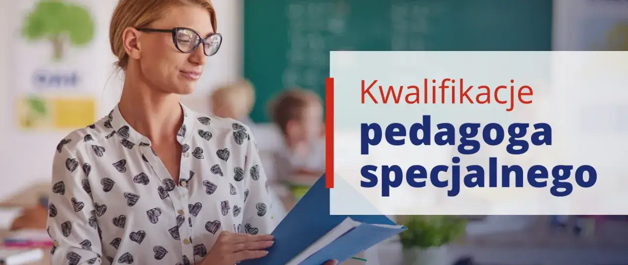 Nauczycielka w okularach trzyma teczkę. Na ekranie widnieje napis