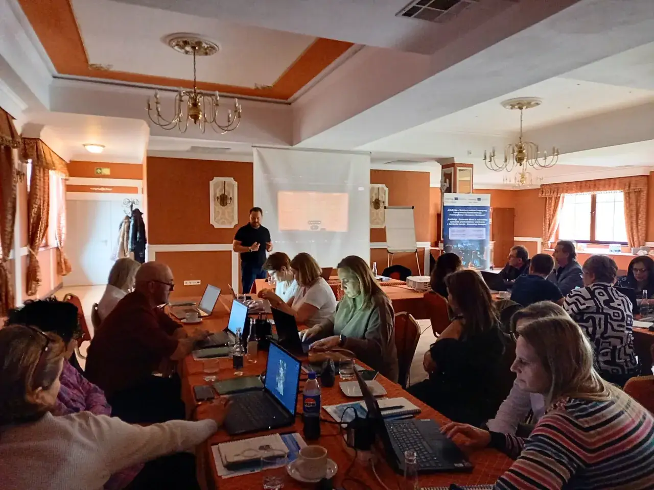 Uczestnicy szkolenia, przygotowanie do zawodu nauczyciela, pracują na laptopach.