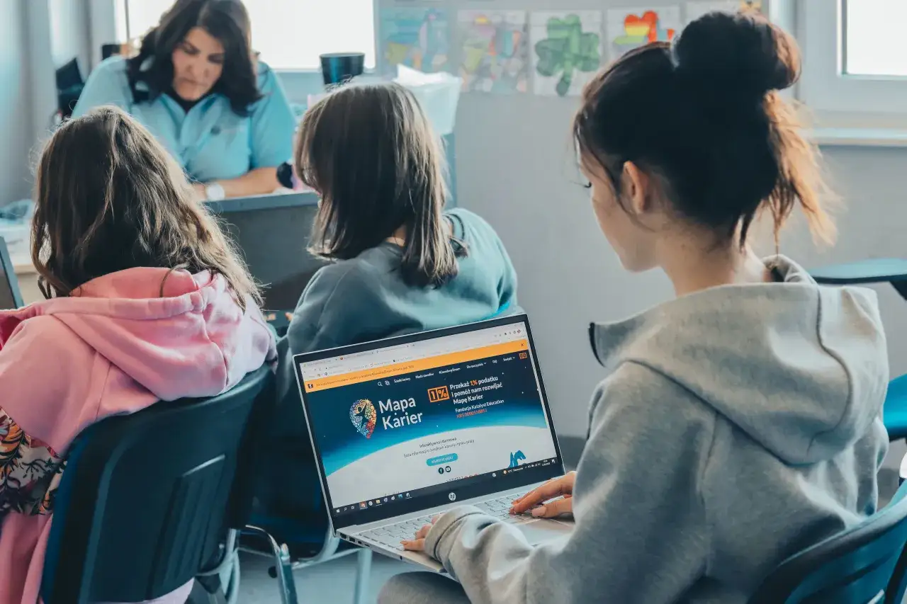 Uczniowie korzystają z laptopów, szukając informacji o ścieżkach kariery. Czy doradztwo zawodowe jest na świadectwie?