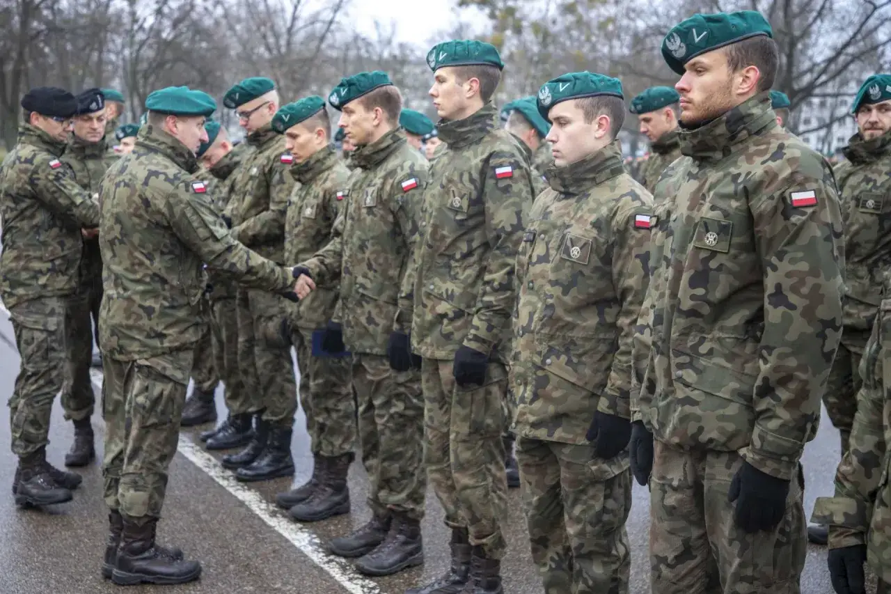 Podchorążowie w zielonych beretach i mundurach ćwiczą. Zastanawiasz się, ile zarabia podchorąży? To zależy od wielu czynników, ale służba wojskowa to też przyszłość.
