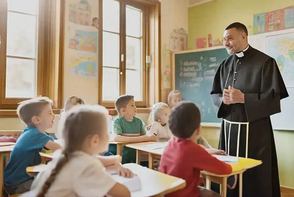 Nauczyciel w sutannie tłumaczy dzieciom, co to jest etyka w szkole, podczas lekcji.