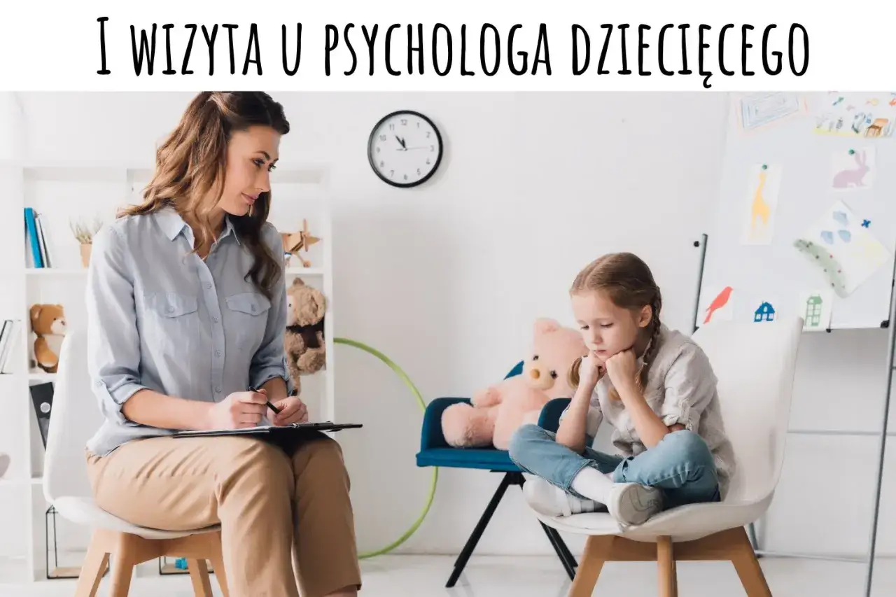 Psycholog w przedszkolu rozmawia z dzieckiem, które siedzi zamyślone. W tle pluszaki i rysunki.