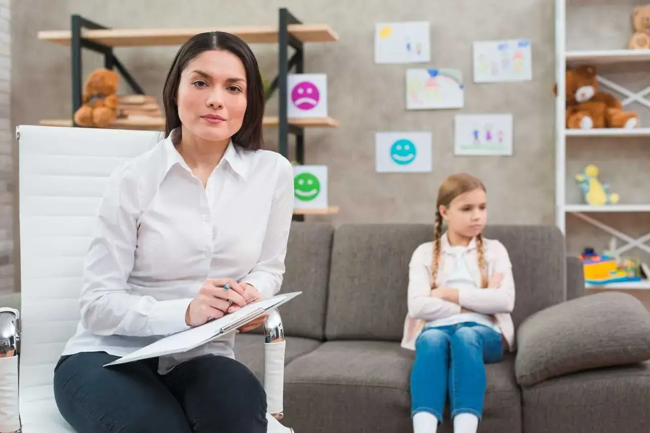 Zdjęcie Psycholog po studiach podyplomowych – czy to wystarczy do pracy?