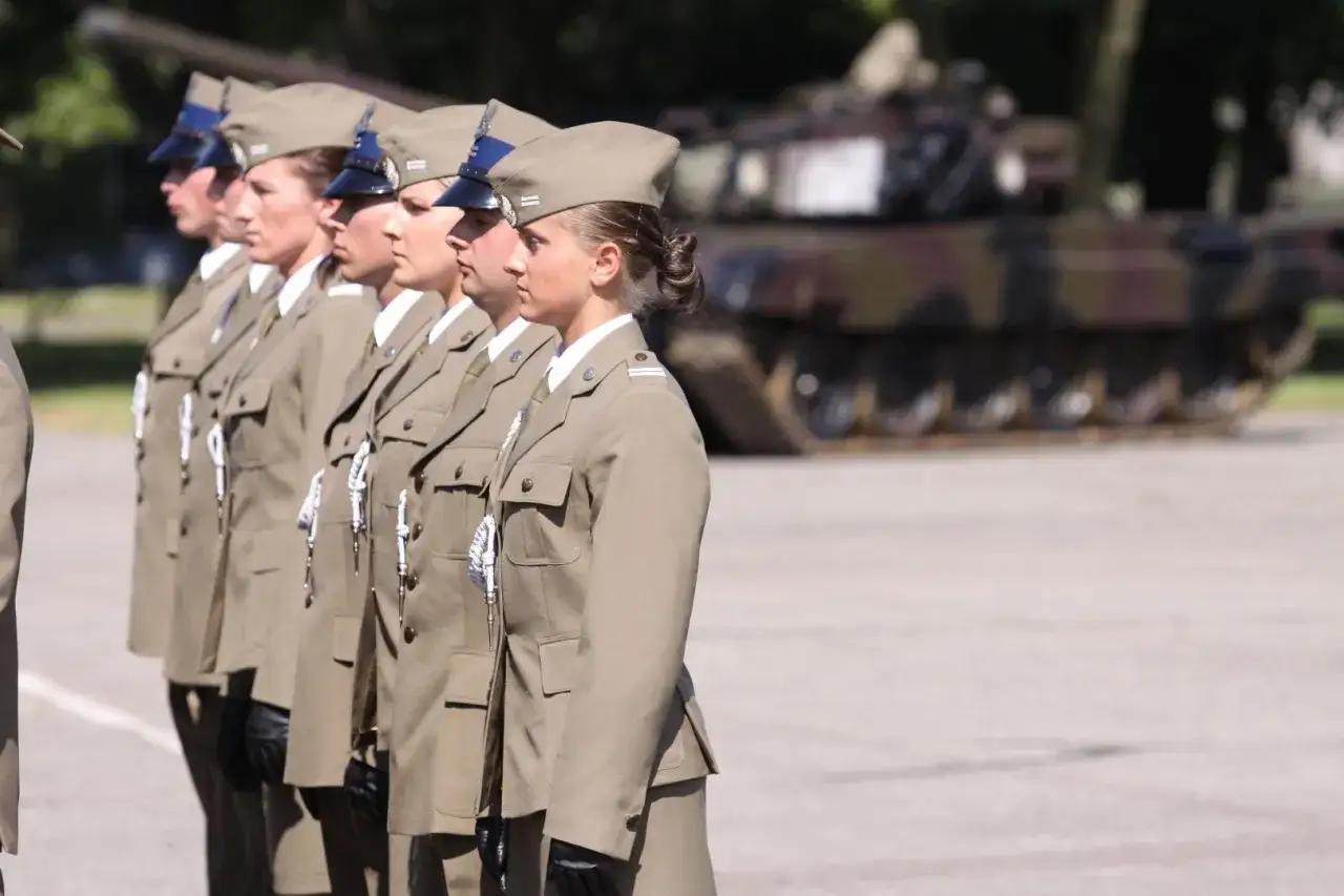 Zdjęcie Ile zarabia wojskowy po studiach? Zaskakujące wynagrodzenia i dodatki